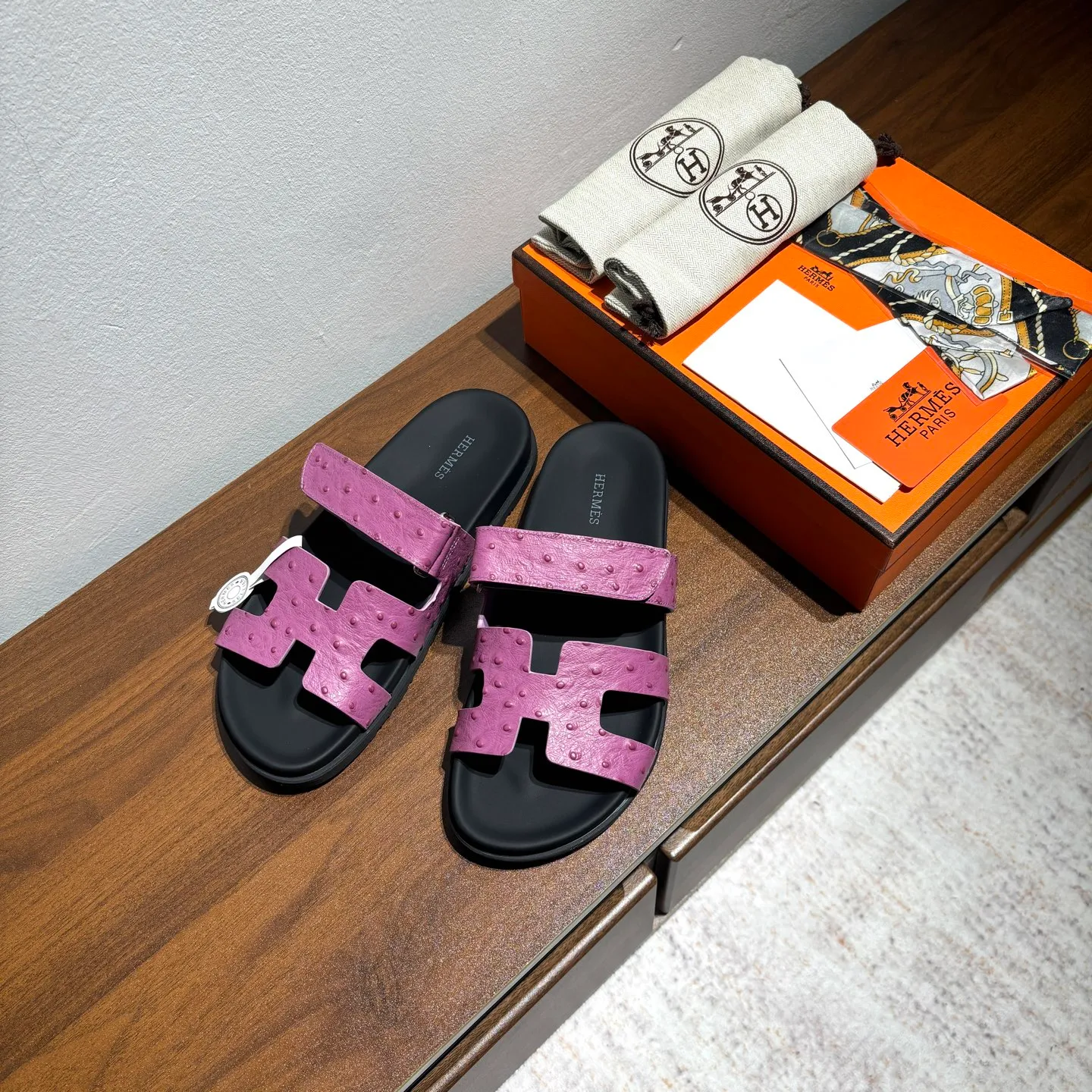 👟👟Ex-factory price 520👟👟 Men's size +10 Brand💗: HERMES Number💗: H8018-210199 Color💗: Ostrich pattern new color system Size 💗: 35 to 40 38-45 Upper material: imported calfskin Outsole material: Tpu anti-slip and wear-resistant outsole 🆕🆕🆕HERMES 2025 latest color matching, original purchased and dismantled, imported custom fabrics. All colors have been adjusted N times, striving to be zero different from the original! The top version for women 💰 Erjie's shoes that have become extremely popular recently - chypre sandals, which are comfortable for all ages and are cute and cute. Paired with various colored socks, it’s so trendy